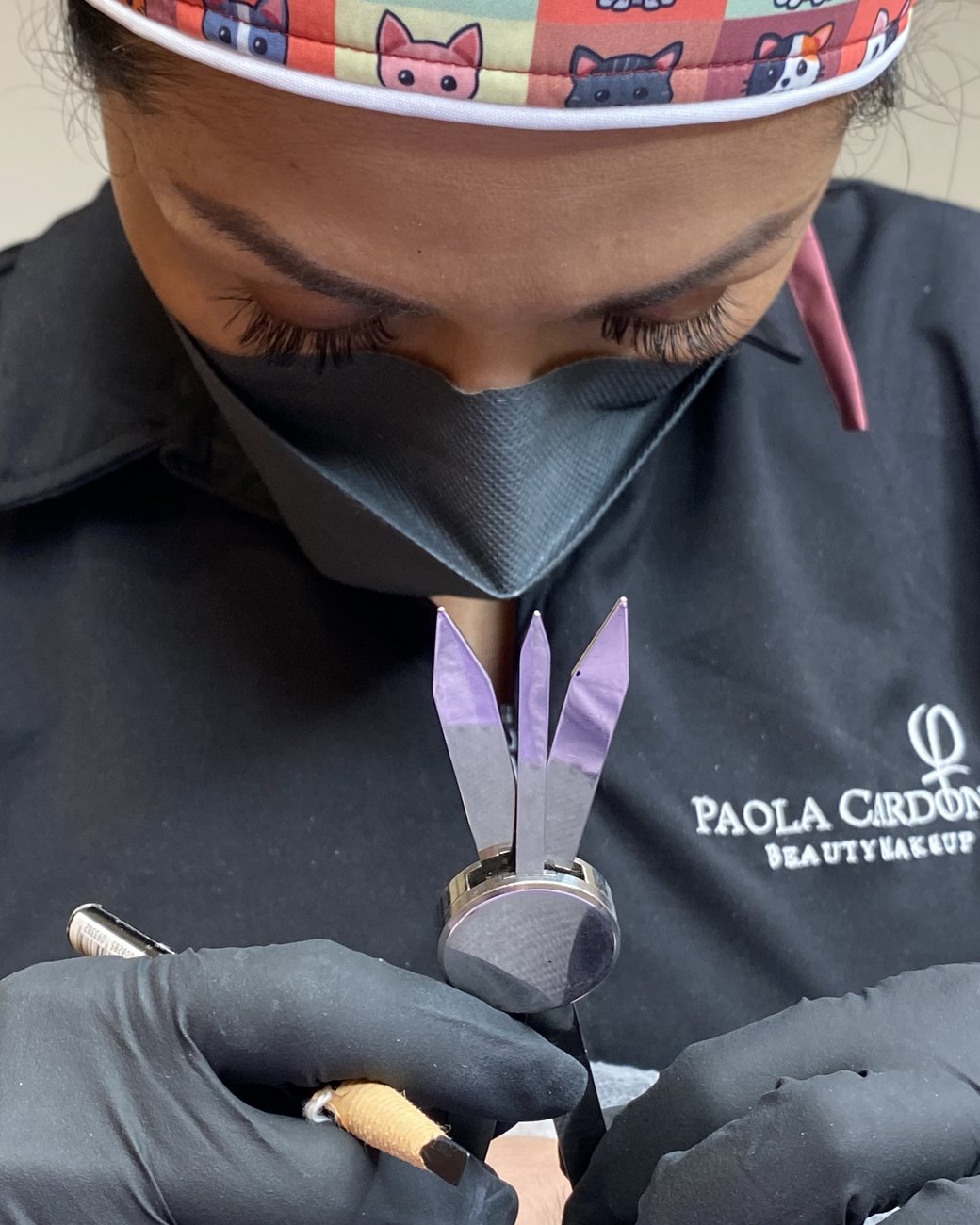 Paola Cardona trabajando en una sesión de micropigmentación